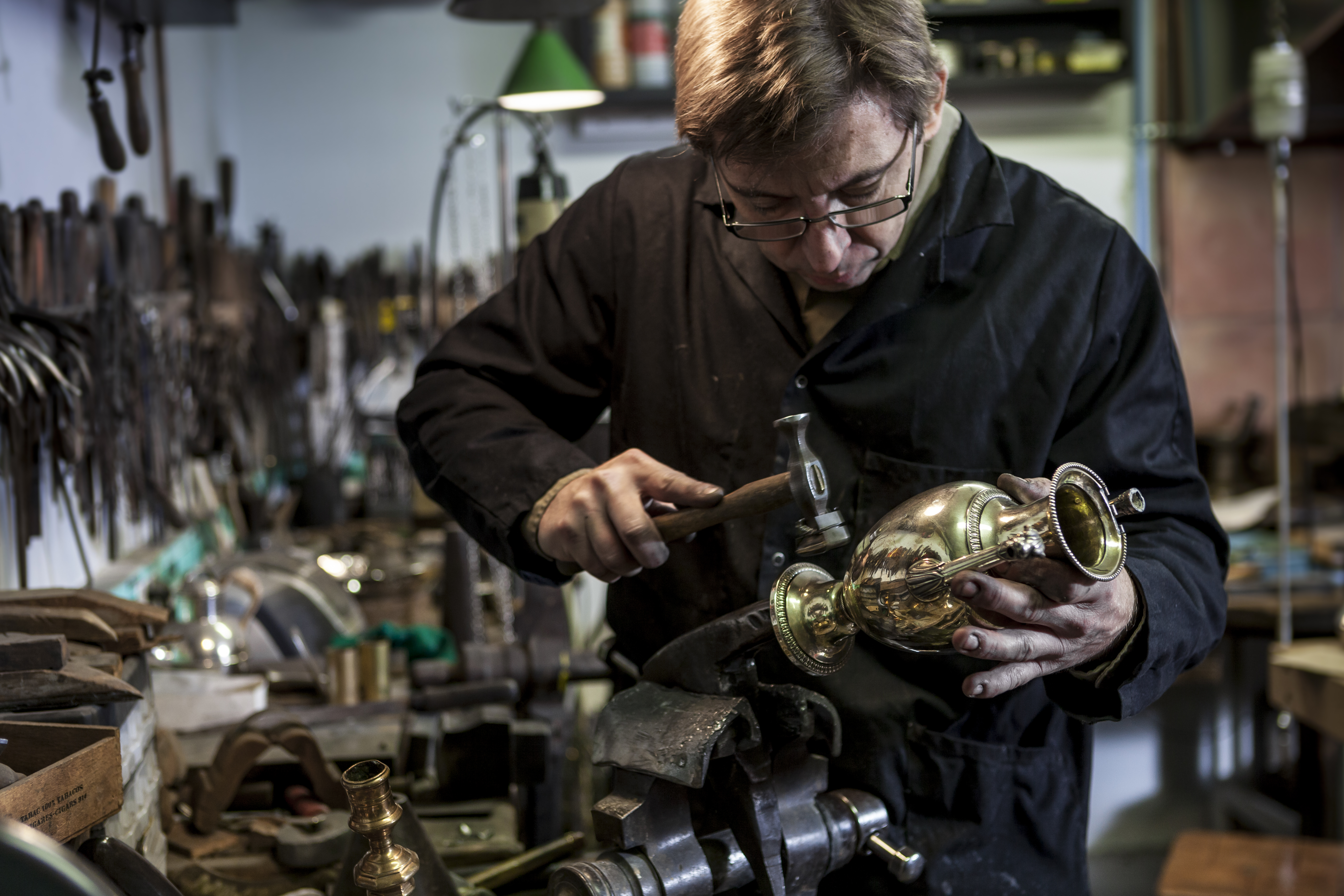 De l'exquise tradition à l'éclat intemporel : l'orfèvrerie française au firmament artisanal