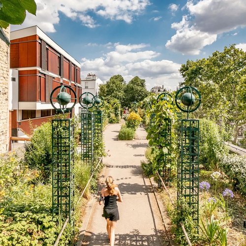 - LE SAVIEZ-VOUS -
Plusieurs accès tout au long du Viaduc des arts vous conduisent à la Promenade Plantée, plus connue...